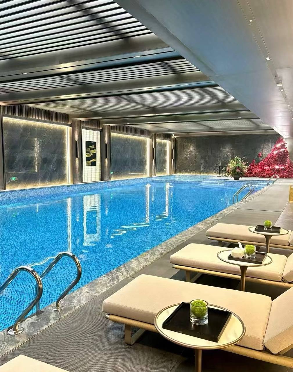 室内泳池休闲区